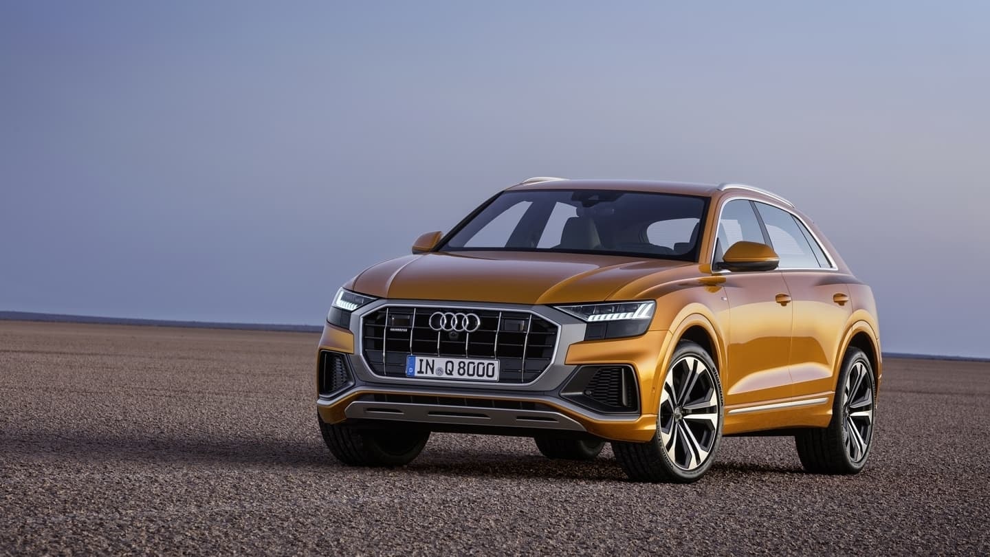 Vista angular del Audi Q8 destacando su diseño frontal y lateral.
