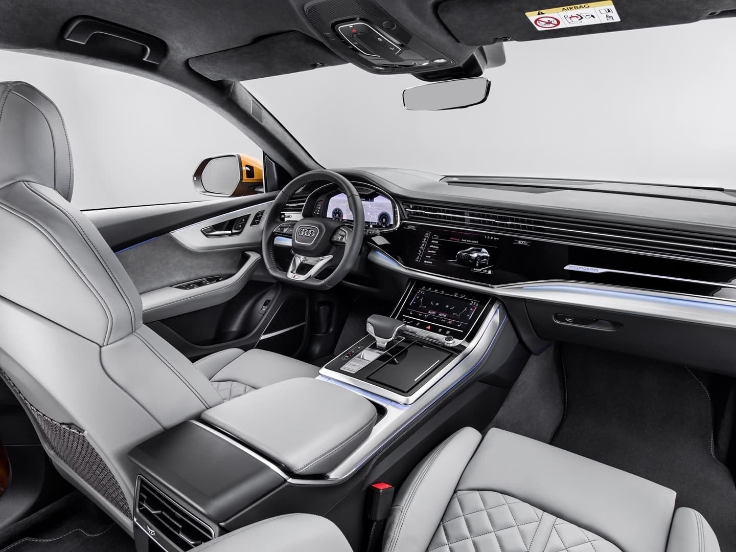 Vista del puesto del conductor y el lujoso interior del Audi Q8.