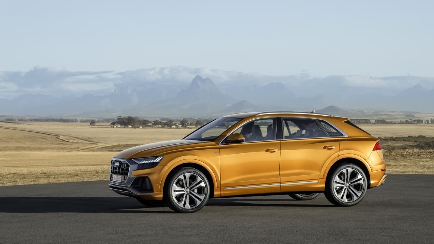 El diseño dinámico del Audi Q8 capturado desde una perspectiva lateral.