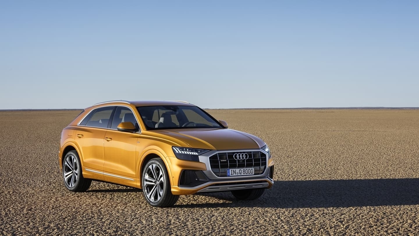 Perfil del Audi Q8 con énfasis en la línea de techo y diseño de las llantas.