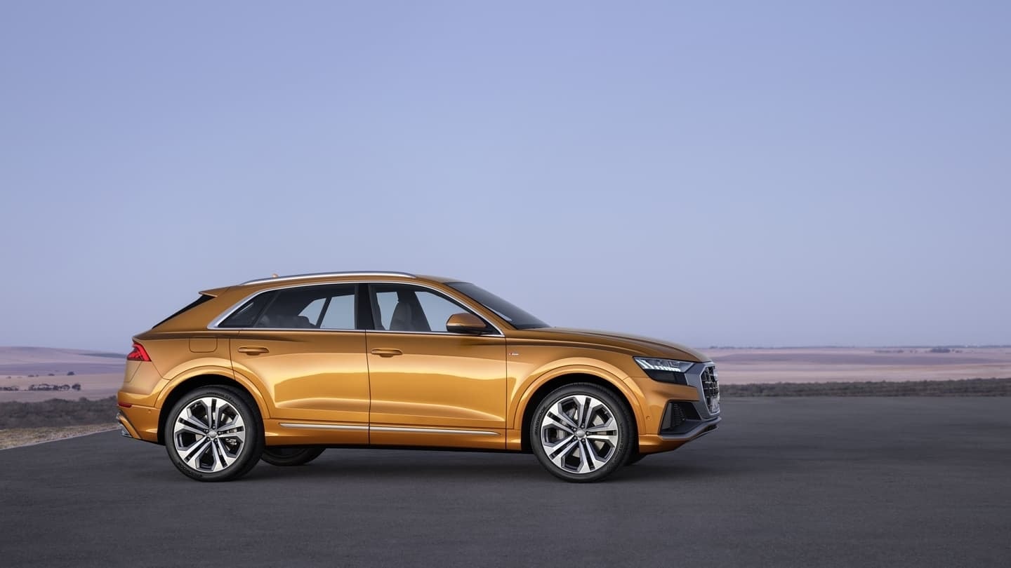 Silueta suave y elegante del Audi Q8 en una vista lateral completa.