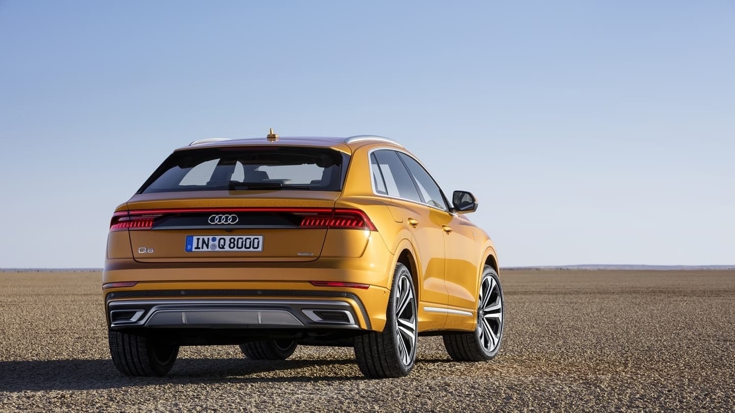 Vista trasera del Audi Q8 mostrando sus musculosas proporciones y ópticas.
