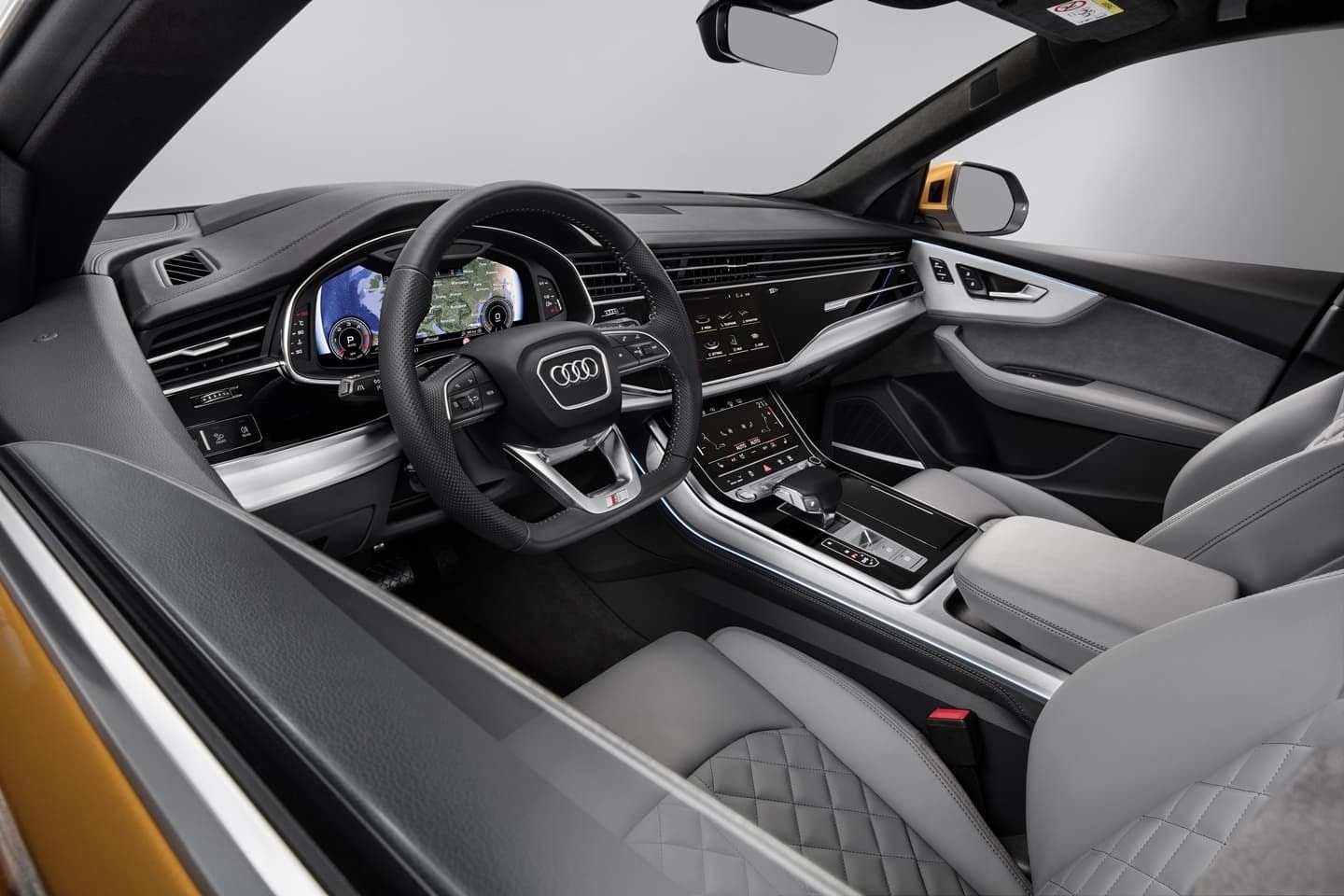 Elegante diseño interior desde la perspectiva del conductor en Audi Q8.