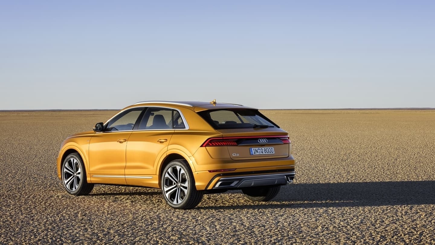 Vista trasera del Audi Q8, mostrando sus escapes y pilotos.