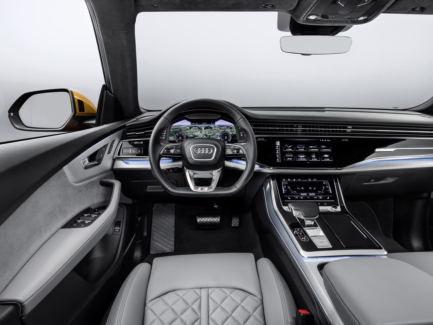 Cockpit tecnológico del Audi Q8 con sistema MMI touch response.