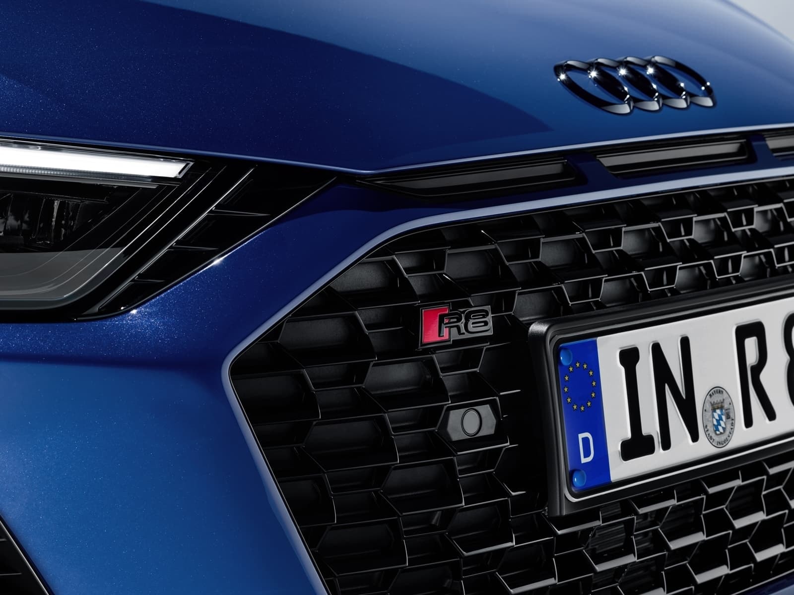 Detalle del espejo retrovisor del Audi R8 con intermitente integrado.