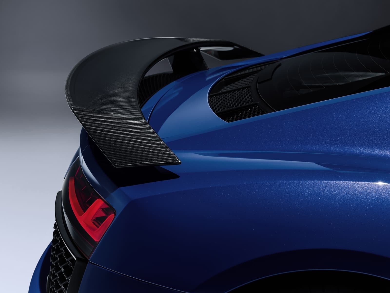 Los faros frontales agresivos del Audi R8 realzan su carácter deportivo.