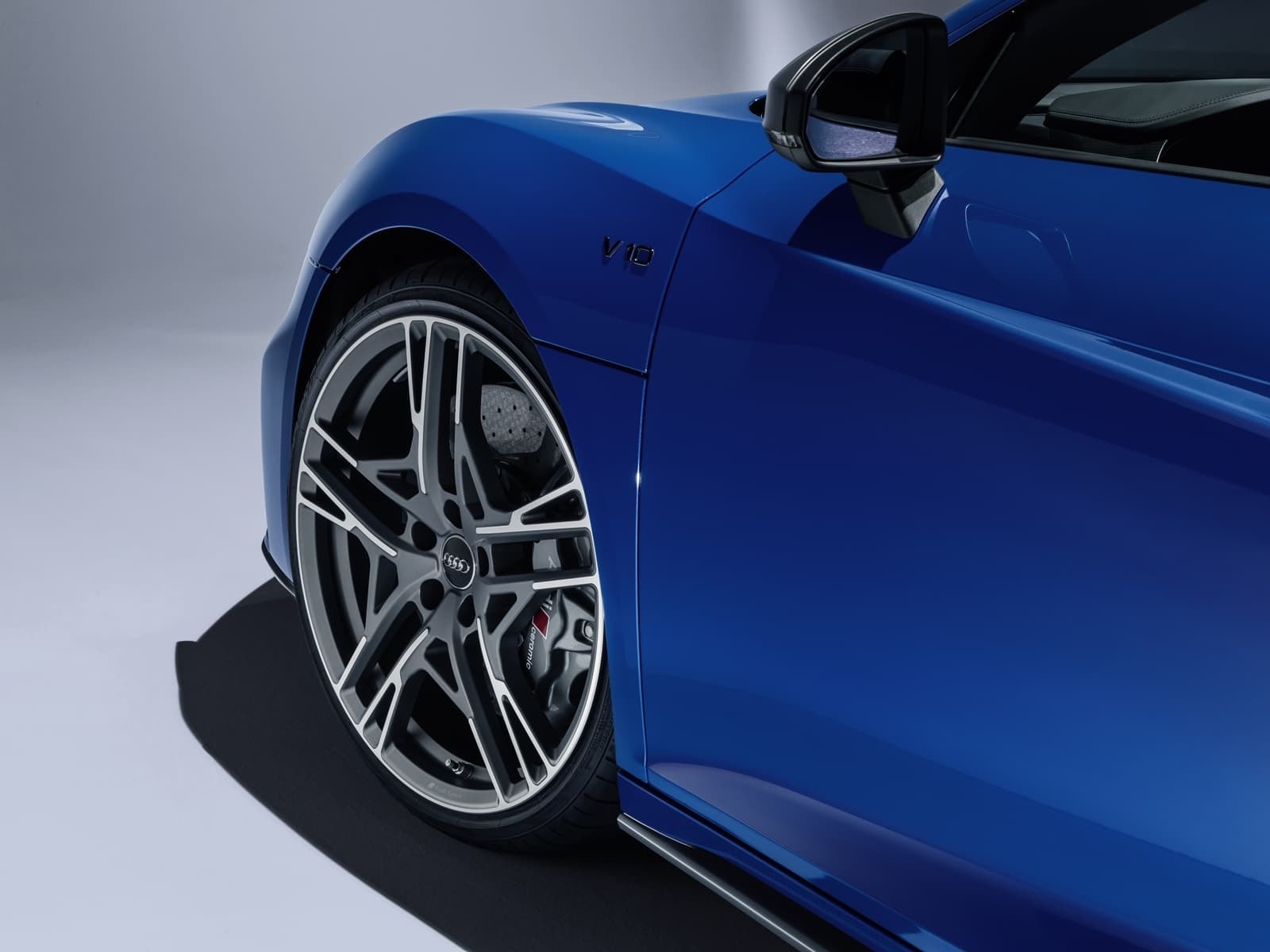 Primer plano del diseño dinámico de la rueda del Audi R8.