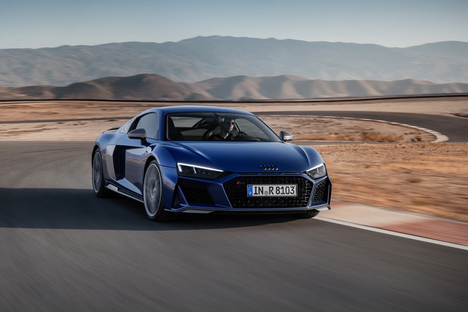 Vista frontal del Audi R8, un ícono de la velocidad y tecnología