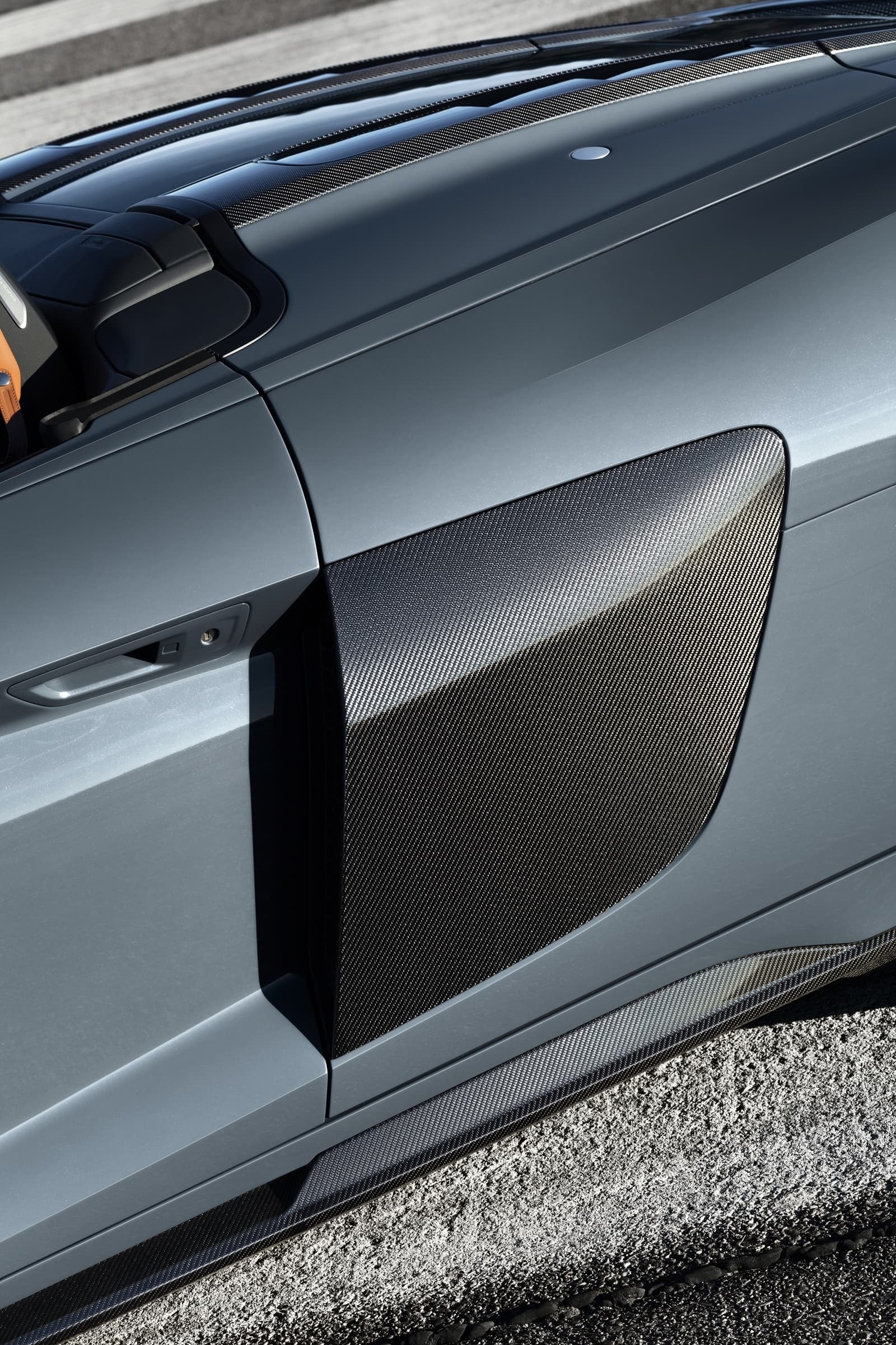 Alerón trasero del Audi R8 en detalle, realzando su diseño aerodinámico.