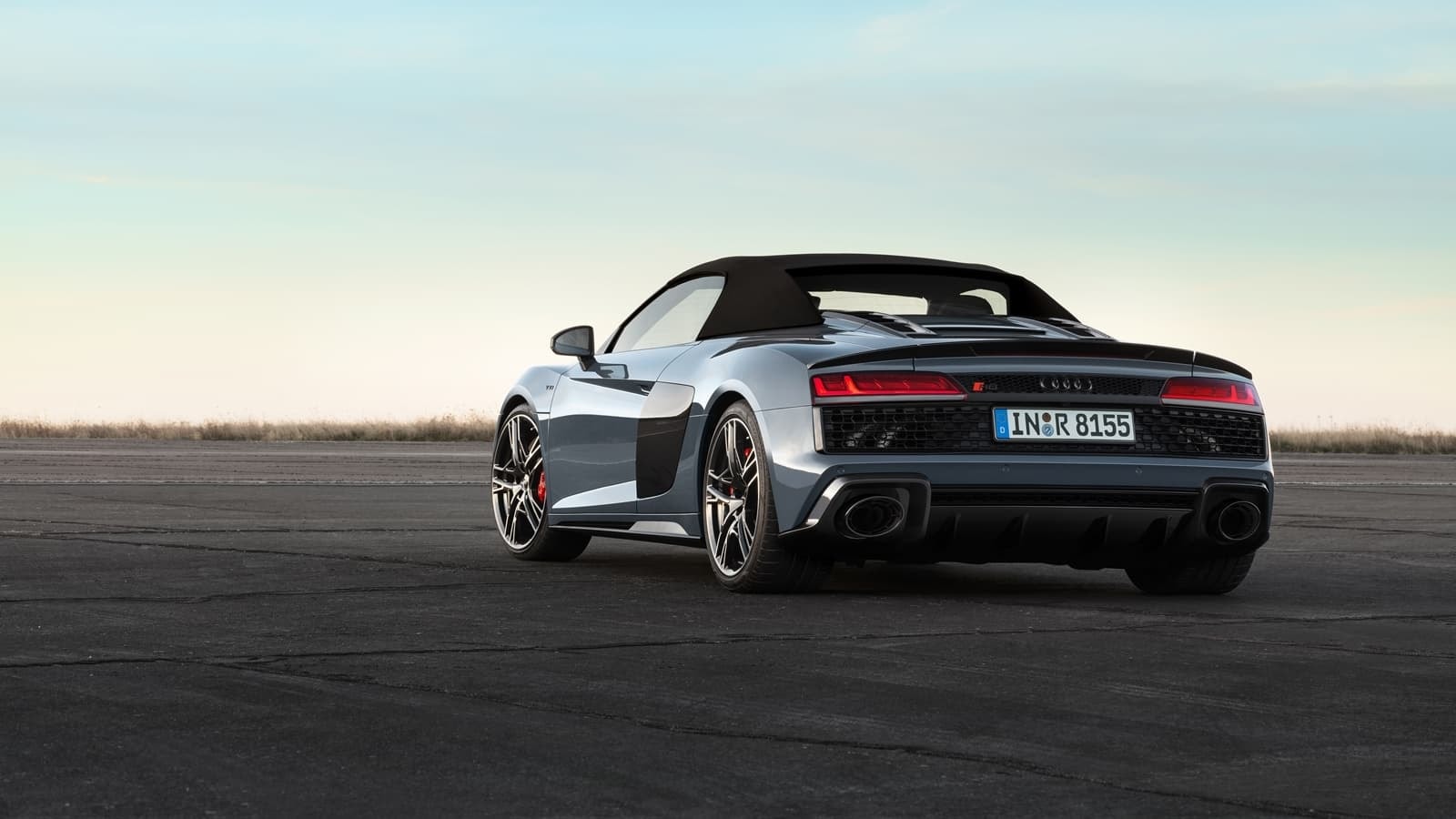 Perspectiva trasera lateral del Audi R8, resaltando su diseño y escape deportivo.