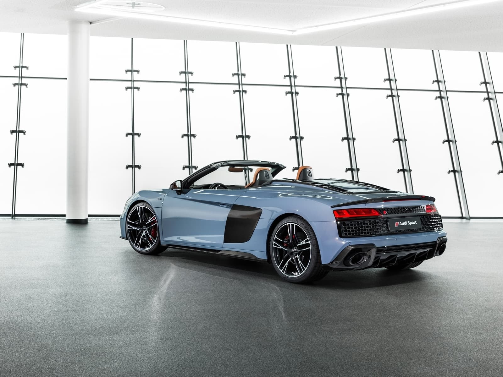 Vista trasera y lateral del Audi R8, realzando su diseño deportivo.