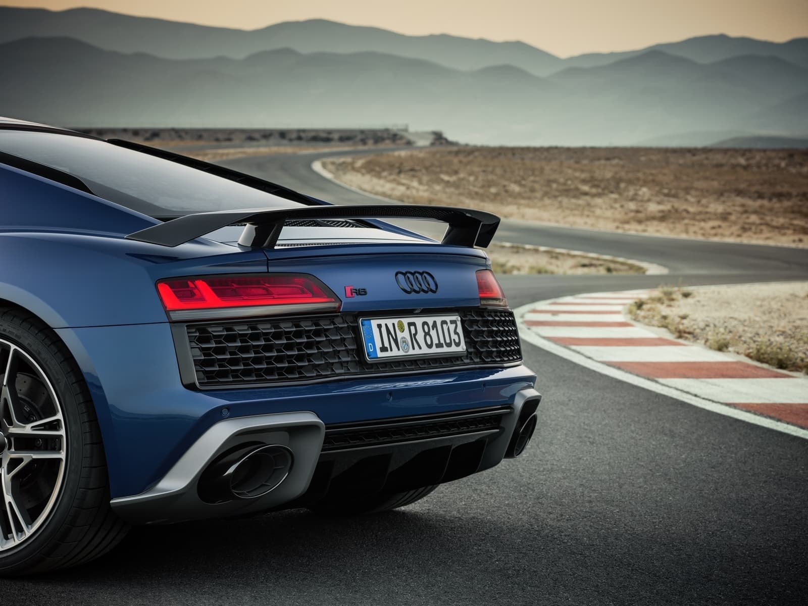 Detalle trasero del Audi R8 centrando en el sistema de escape y las luces LED.