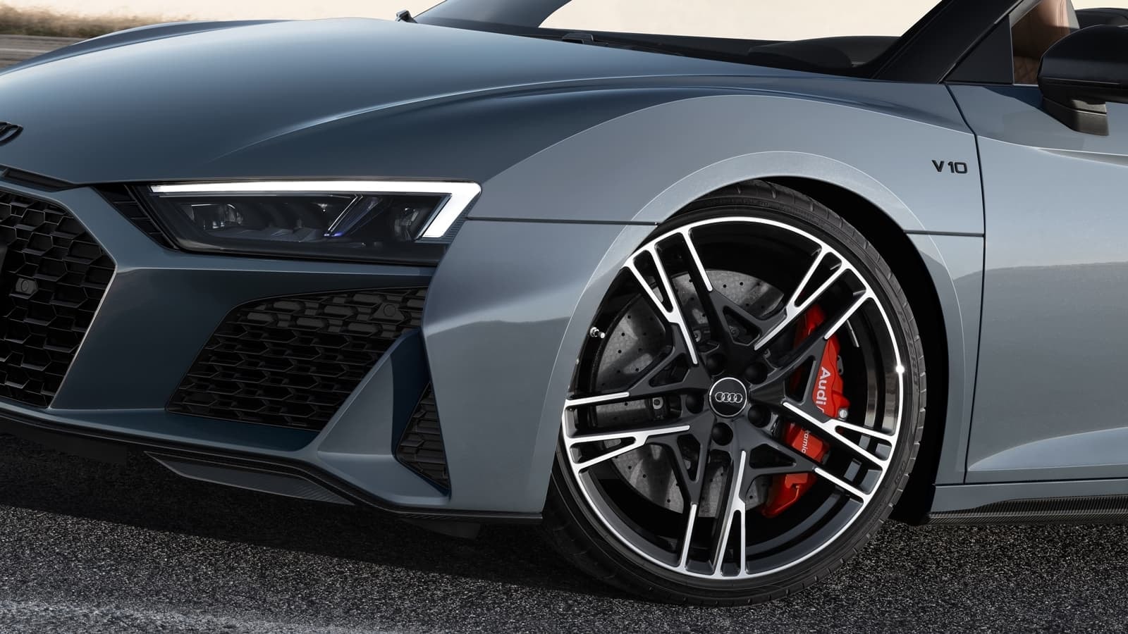 Primer plano del emblema y detalles traseros del Audi R8.