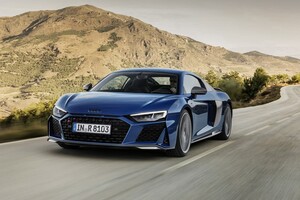 Audi R8 capturado en movimiento, mostrando su dinamismo y diseño vanguardista. Audi R8 capturado en movimiento, mostrando su dinamismo y diseño vanguardista.