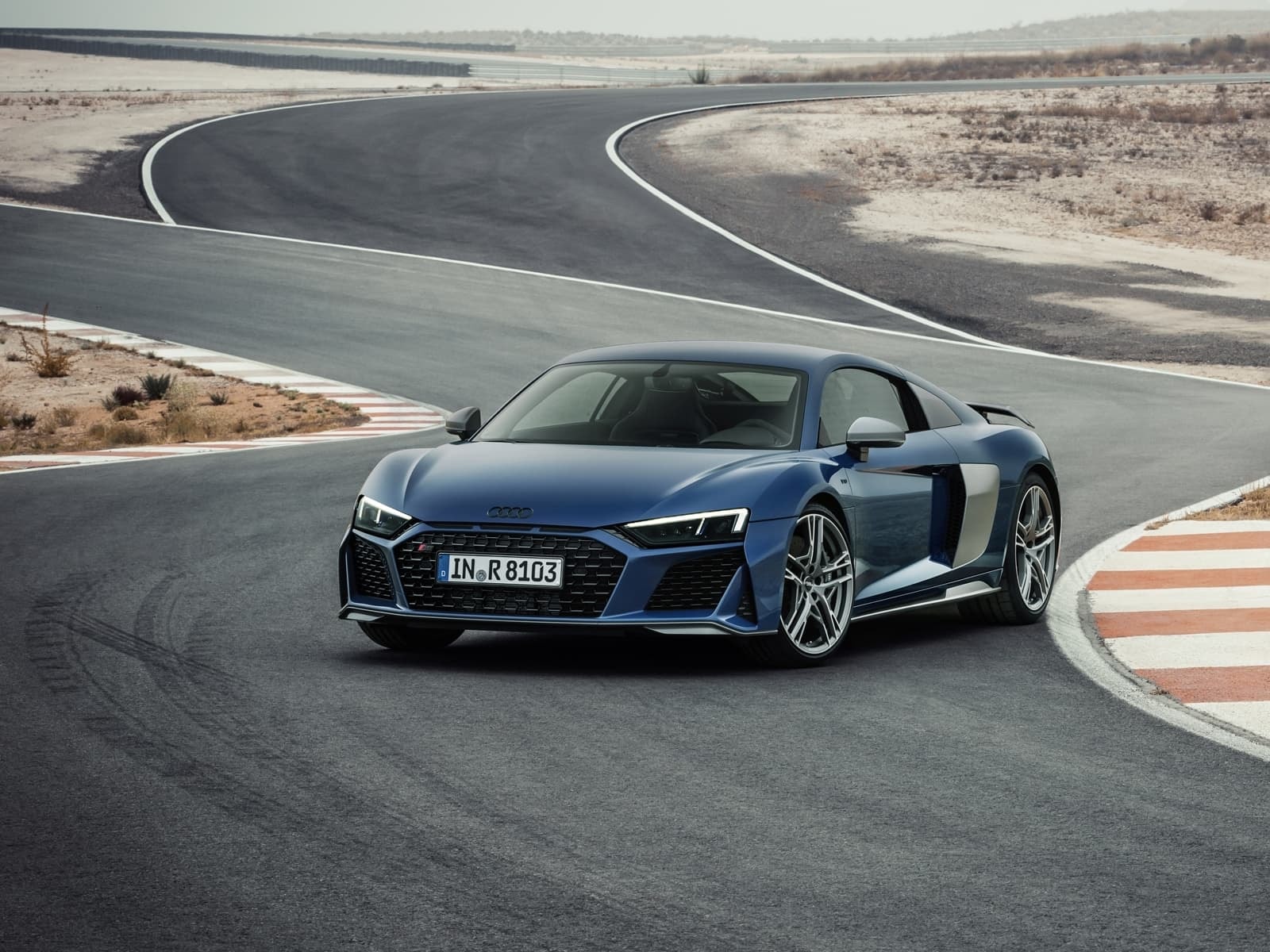 El Audi R8 en acción, mostrando su perfil delantero y lateral dinámico.