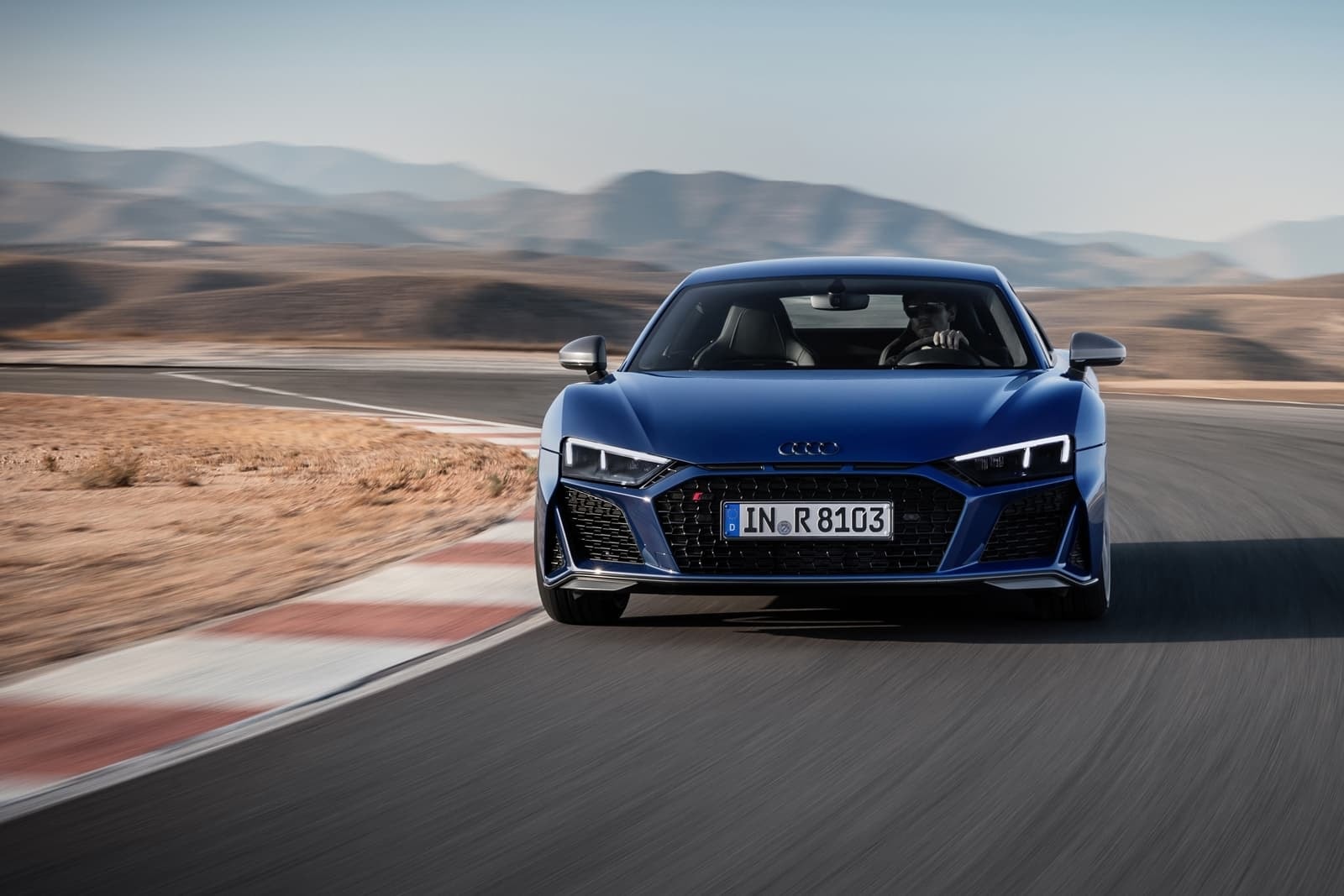 Frontal agresivo del Audi R8, simboliza potencia y modernidad