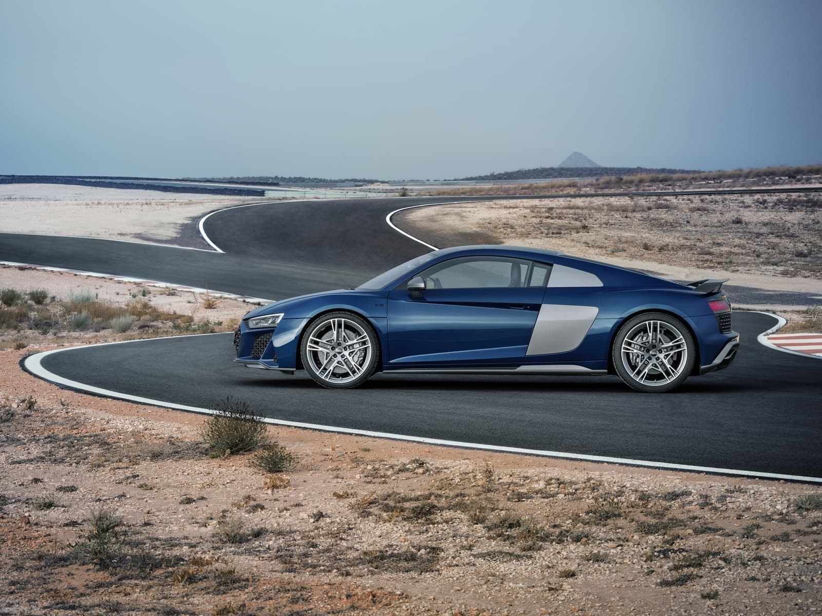 Captura dinámica lateral del Audi R8 rodando en circuito.