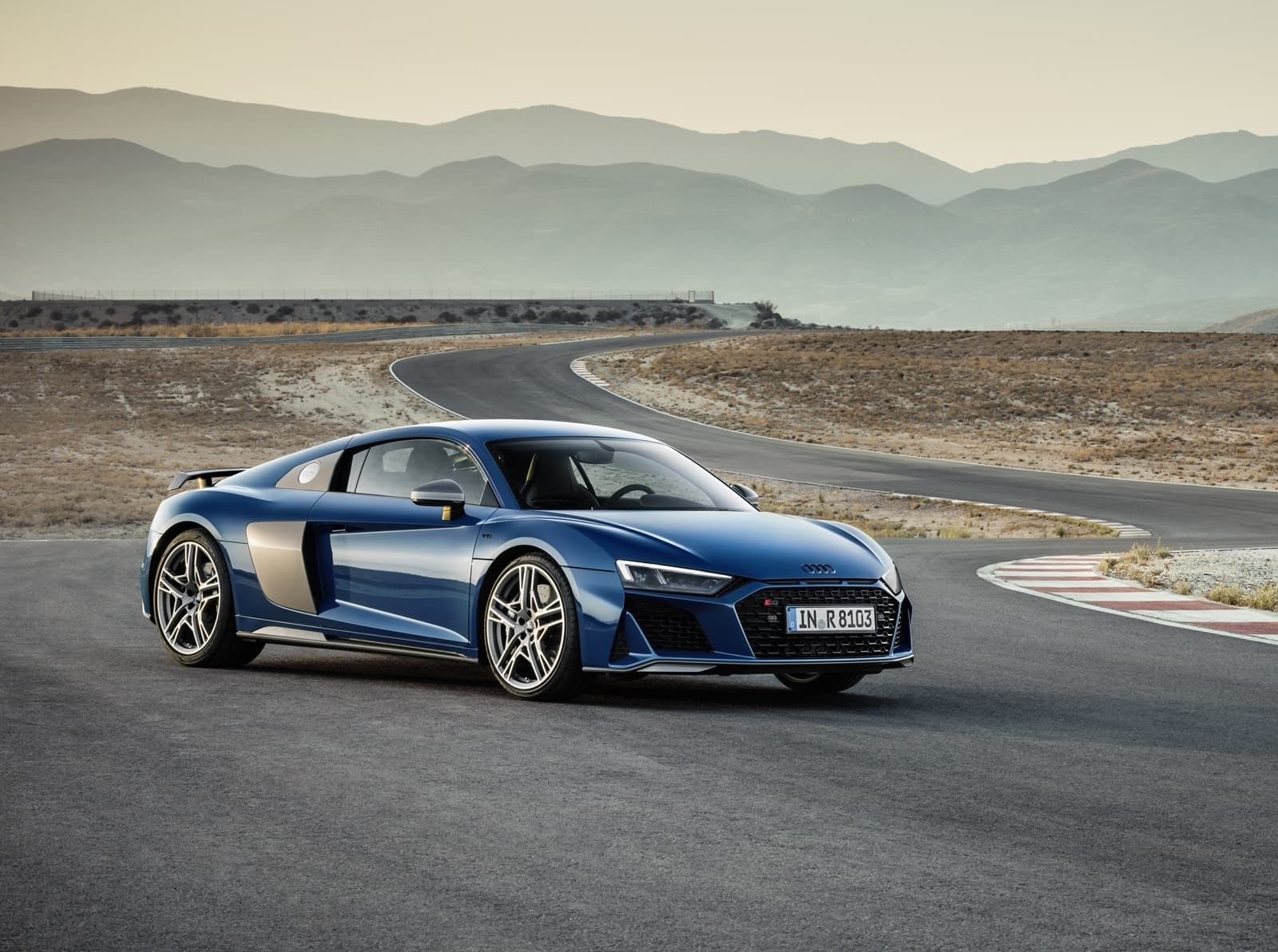 Ángulo del Audi R8 que muestra la línea lateral y frontal deportiva.