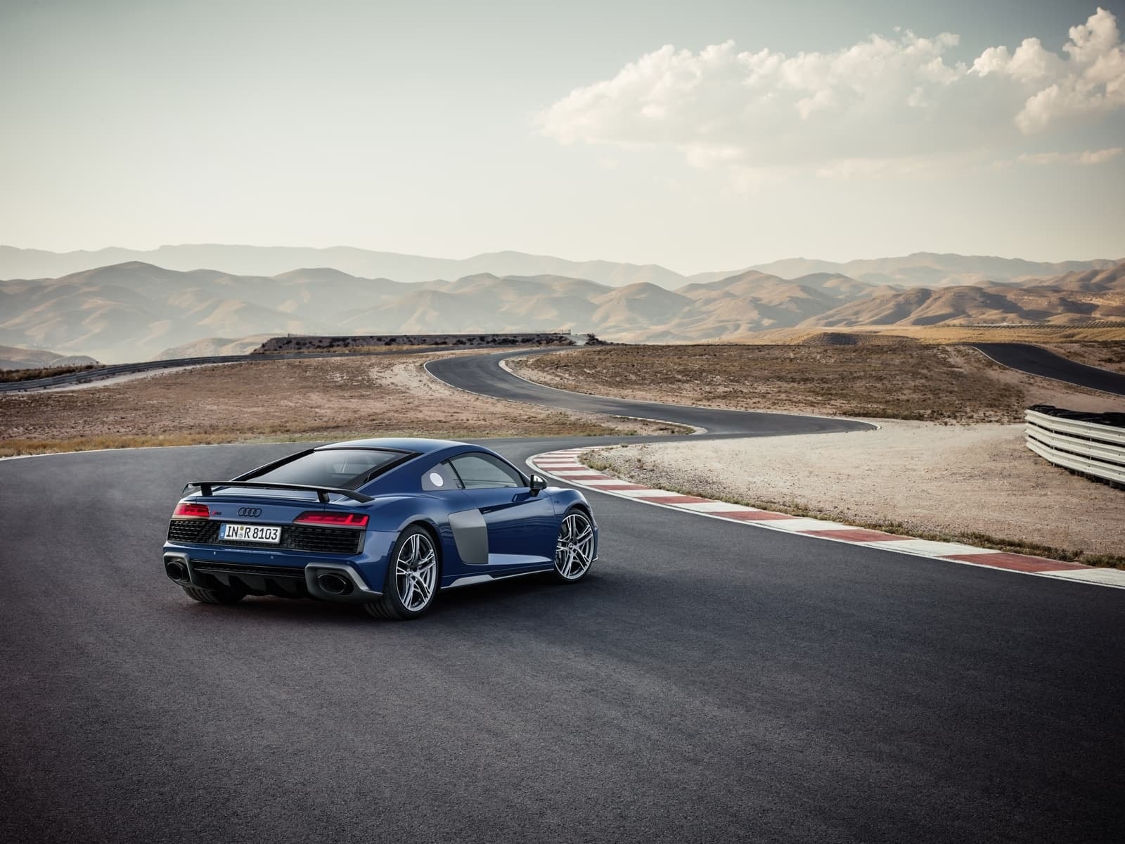 Perspectiva trasera y lateral del Audi R8, mostrando su perfil aerodinámico.