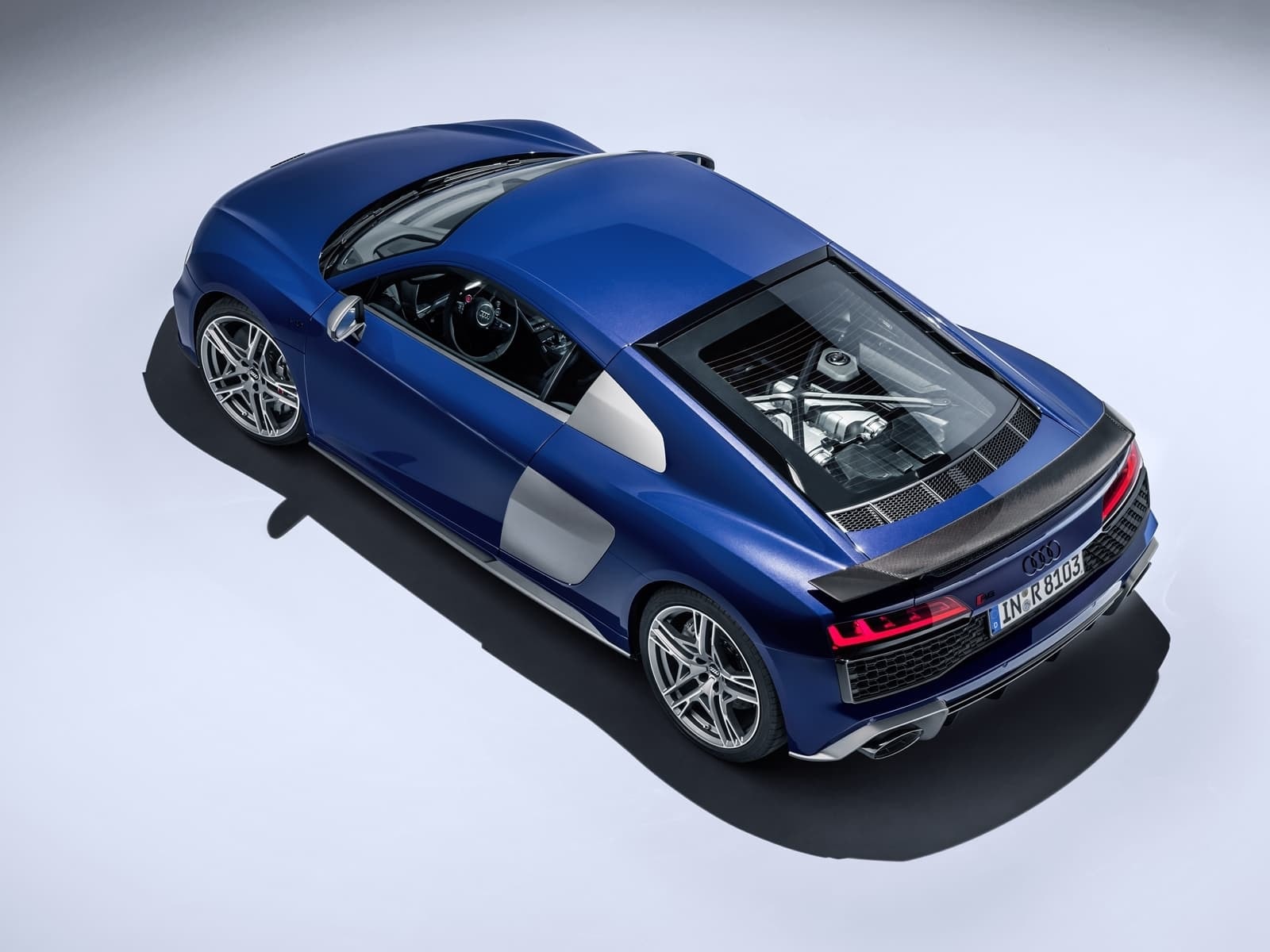 Imagen aérea del Audi R8, mostrando techo y diseño trasero.