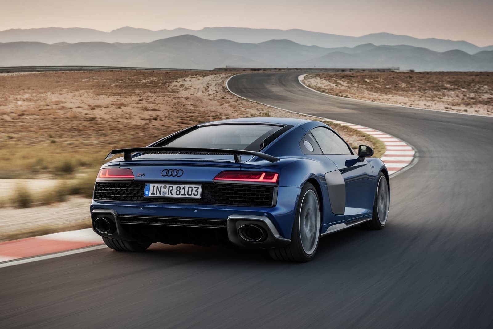 Trasera del Audi R8 evidenciando sus líneas deportivas