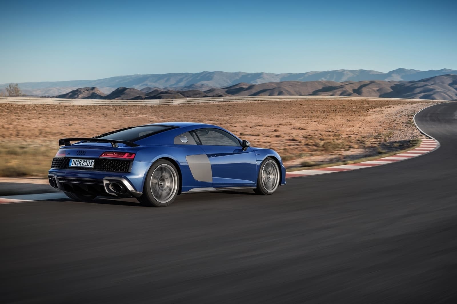 Potencia y estilo de la trasera del Audi R8 en pleno movimiento