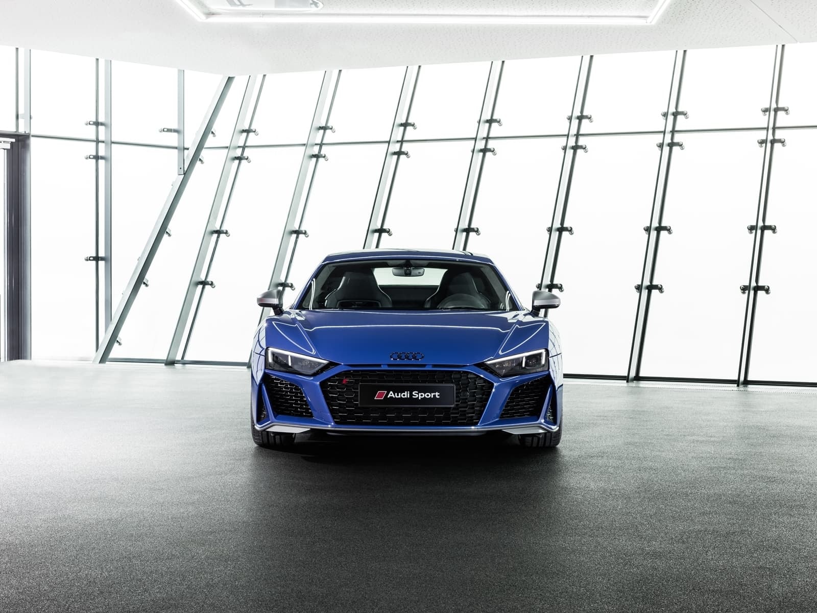 Vista frontal del Audi R8, destacando su diseño agresivo y moderno.