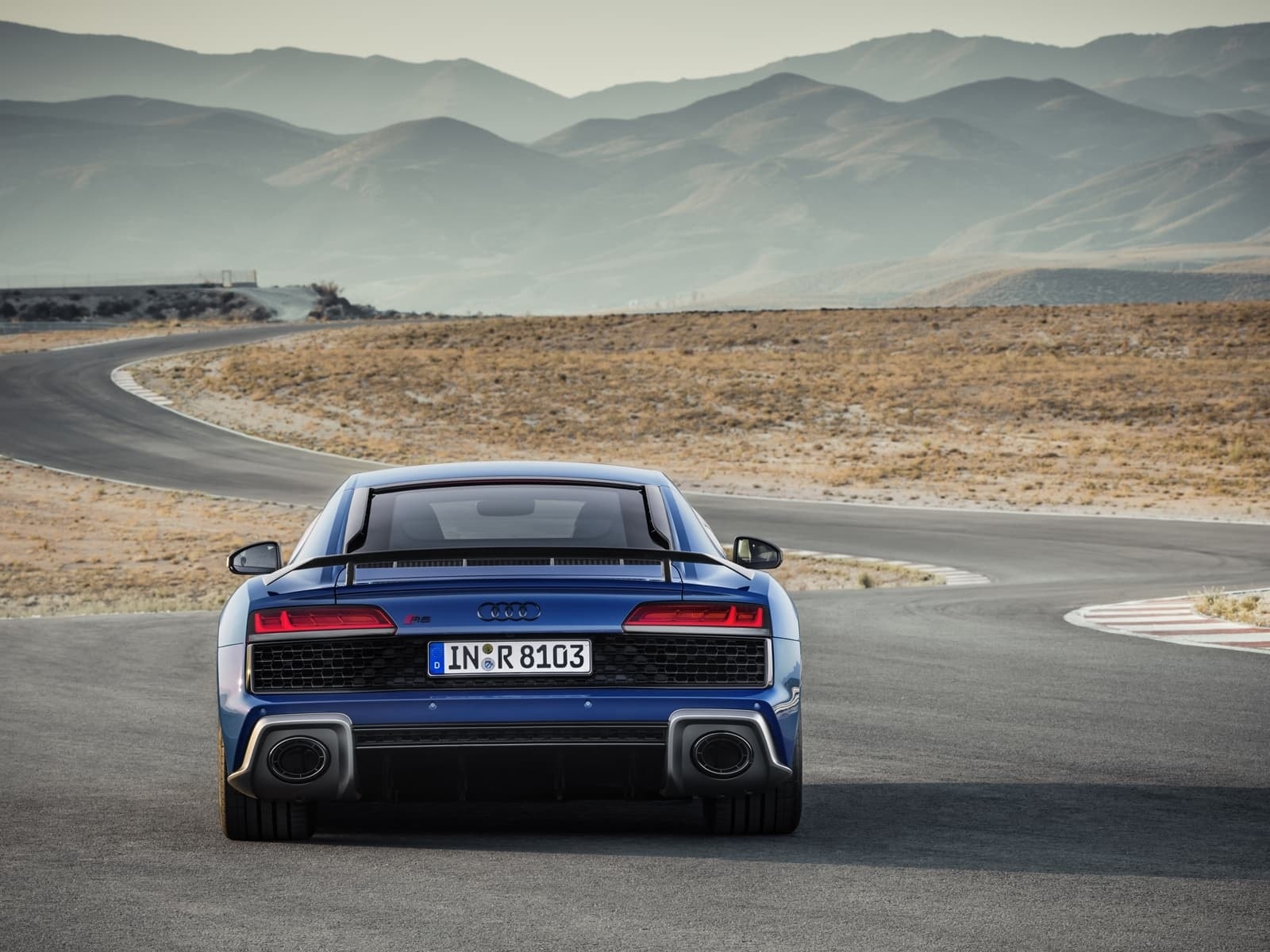 La trasera del Audi R8 captura su diseño distintivo y alerón integrado.