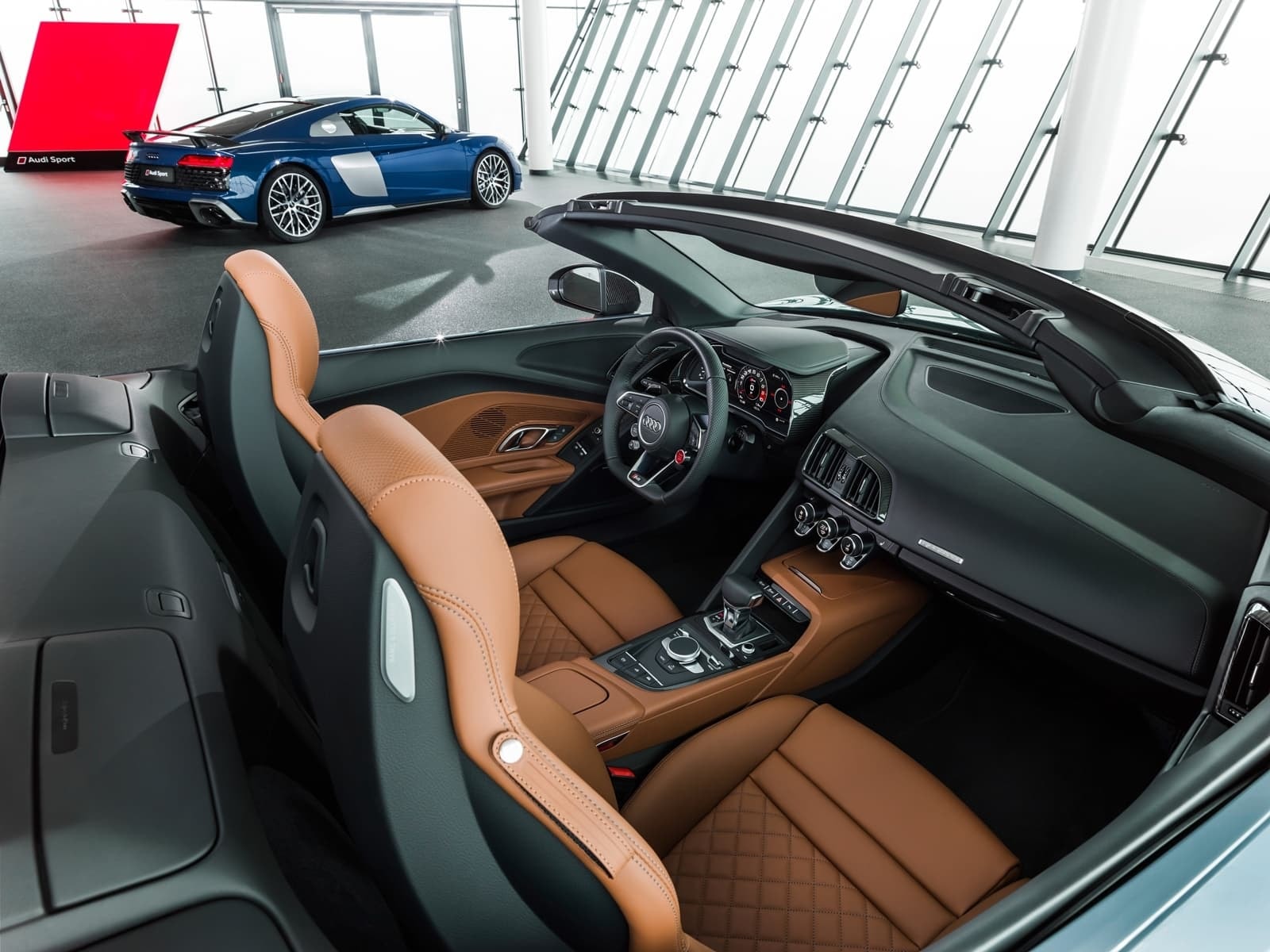 El interior del Audi R8 combina deportividad y lujo, con materiales de alta calidad.