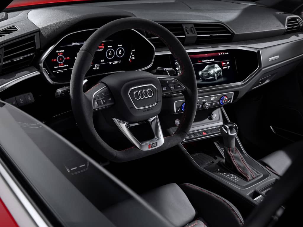 Interior elegante del Audi RS Q3, con enfoque en los asientos deportivos.