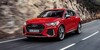 El Audi RS Q3 rojo en movimiento, perfil destacado y diseño deportivo. El Audi RS Q3 rojo en movimiento, perfil destacado y diseño deportivo.