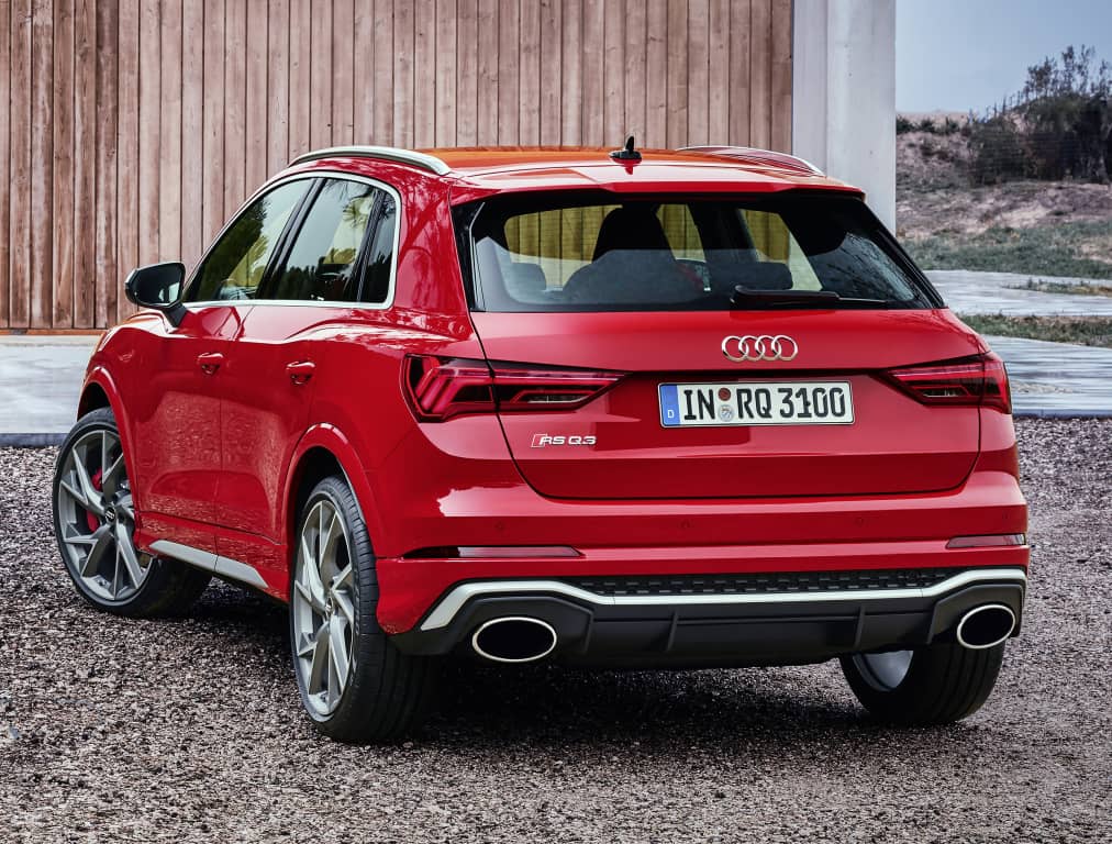Vista trasera del Audi RS Q3 mostrando el diseño del escape y la carrocería.
