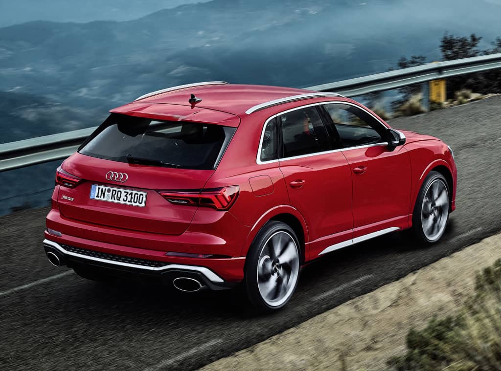 Rasgos deportivos del Audi RS Q3, vista trasera y contorno del techo.
