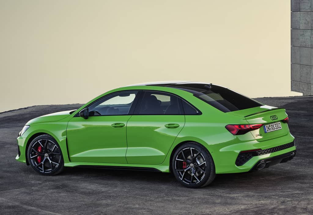 Audi RS3 Sedán mostrando la parte trasera y lateral en detalle.