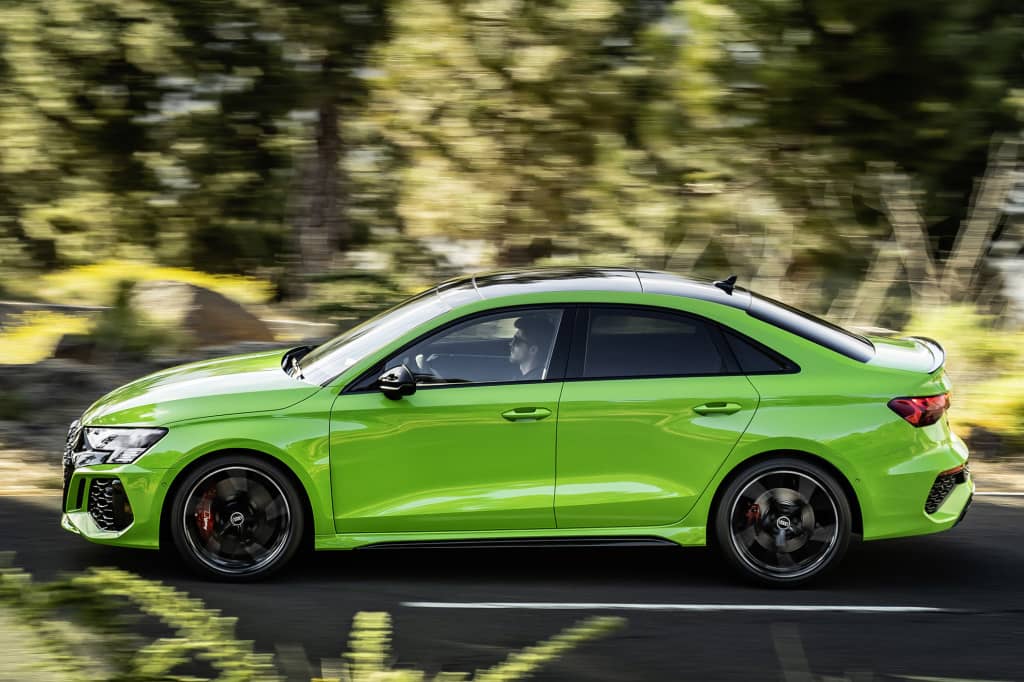 Audi RS3 Sedán capturado en movimiento, mostrando su silueta lateral.