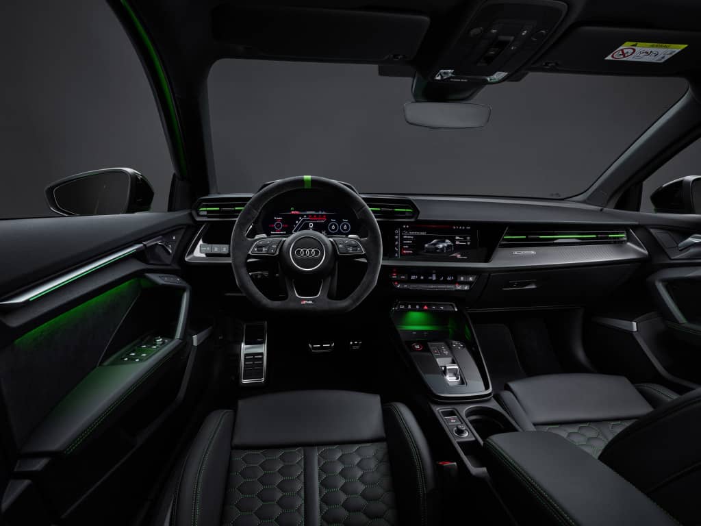 Habitáculo desde la perspectiva del conductor con enfoque en los detalles.