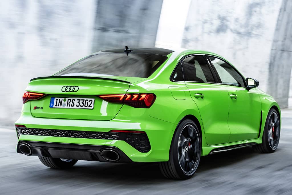 Imagen estática que muestra el perfil trasero del Audi RS3 Sedán.