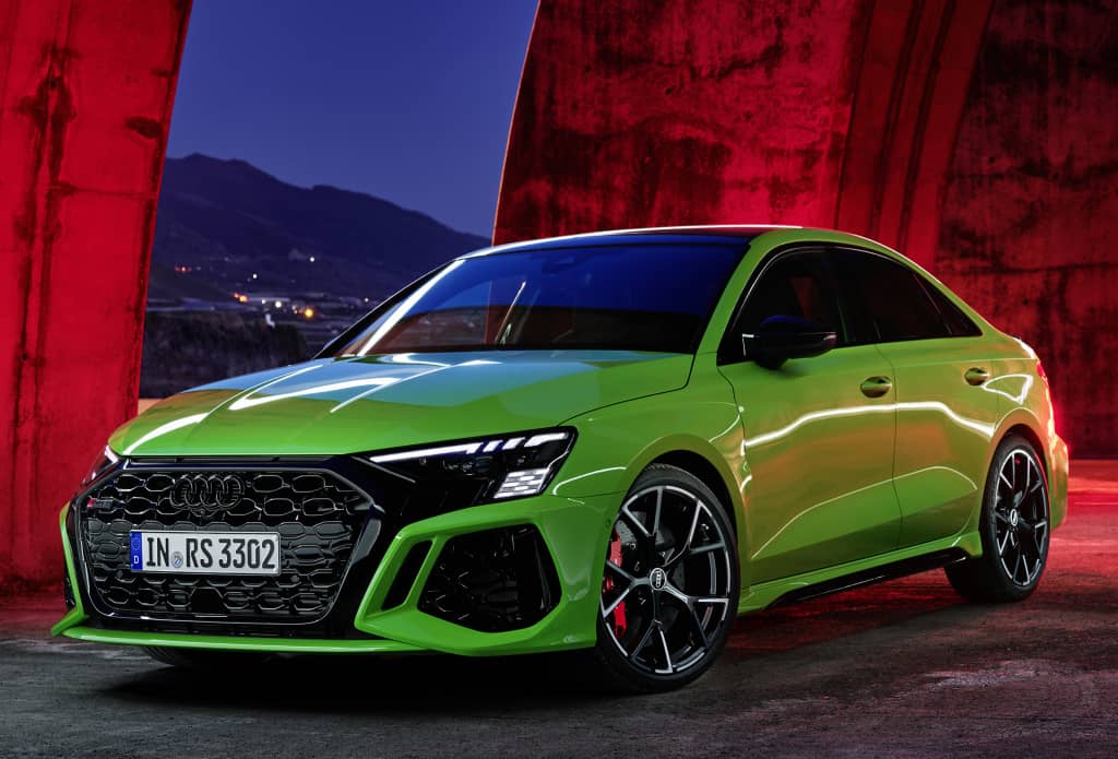 Perspectiva aérea del Audi RS3 Sedán con enfoque en el techo y parte trasera.