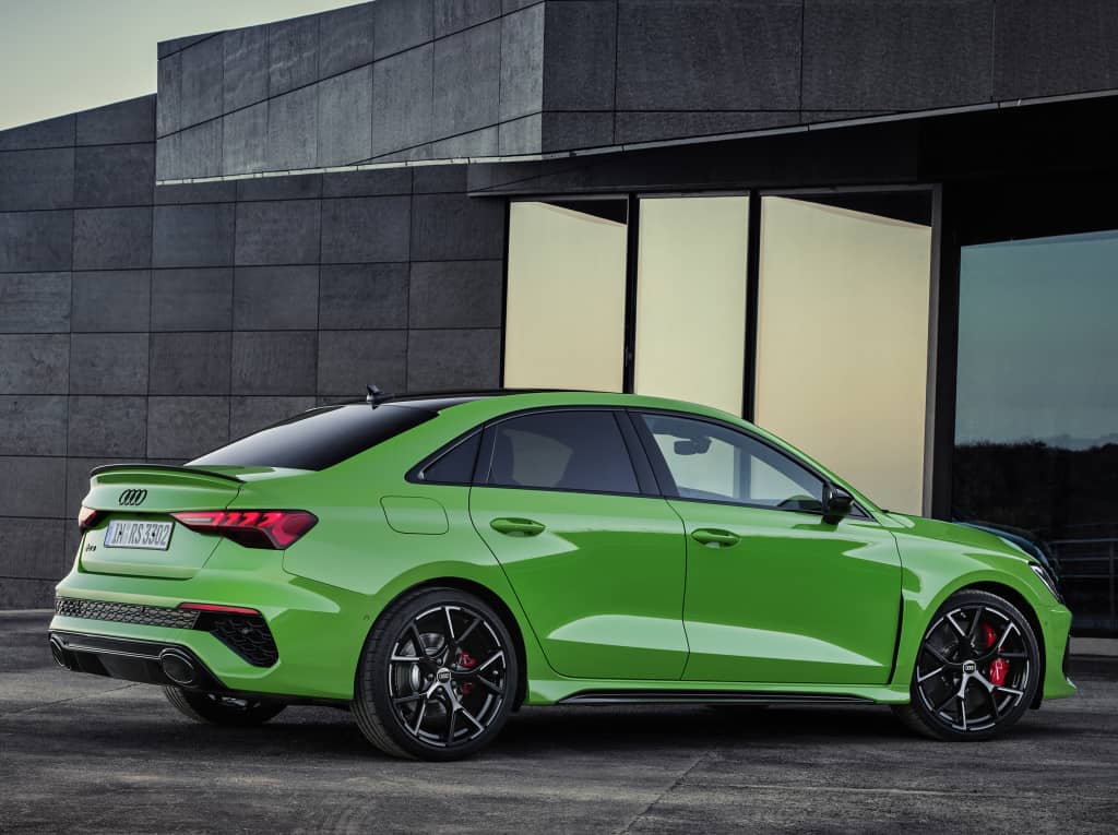 Vista combinada de la silueta trasera y lateral del Audi RS3 Sedán.