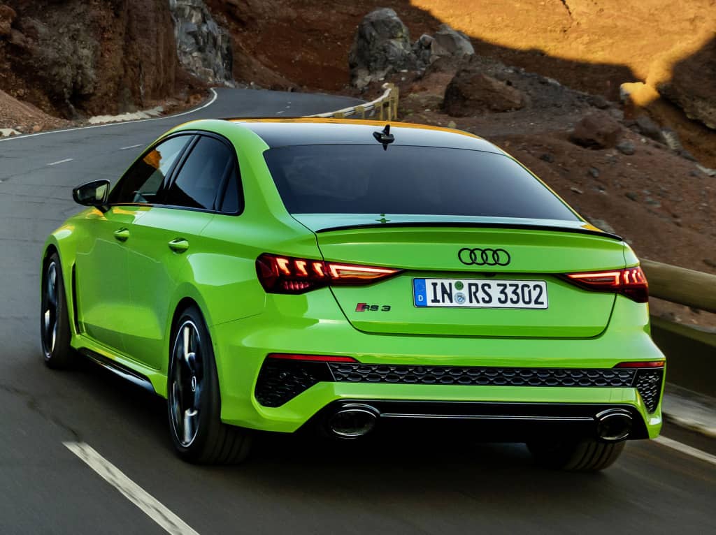 Imagen dinámica de la parte trasera del Audi RS3 Sedán.