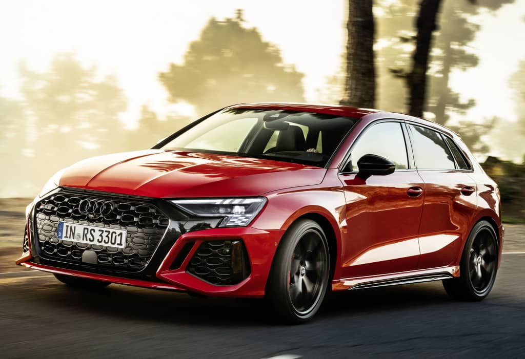 El Audi RS3 Sportback en su perfil dinámico en carretera.