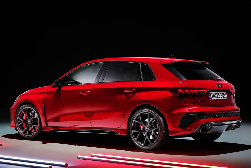 Perfil trasero del Audi RS3 Sportback con enfoque en la iluminación.
