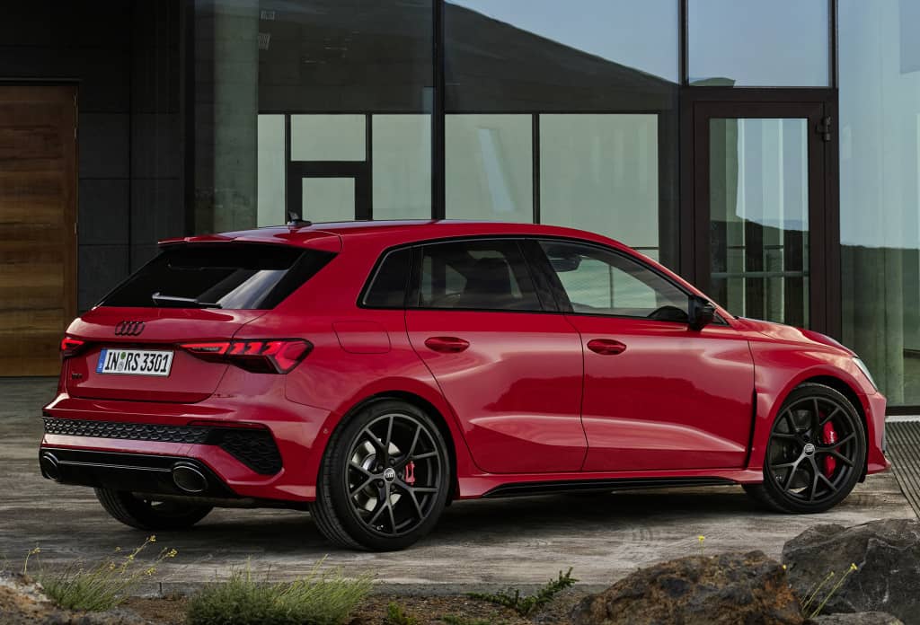 Audi RS3 Sportback mostrando su diseño posterior y lateral.