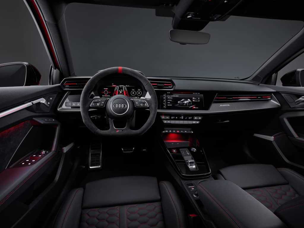 Vista del volante y la consola central del Audi RS3 Sportback.