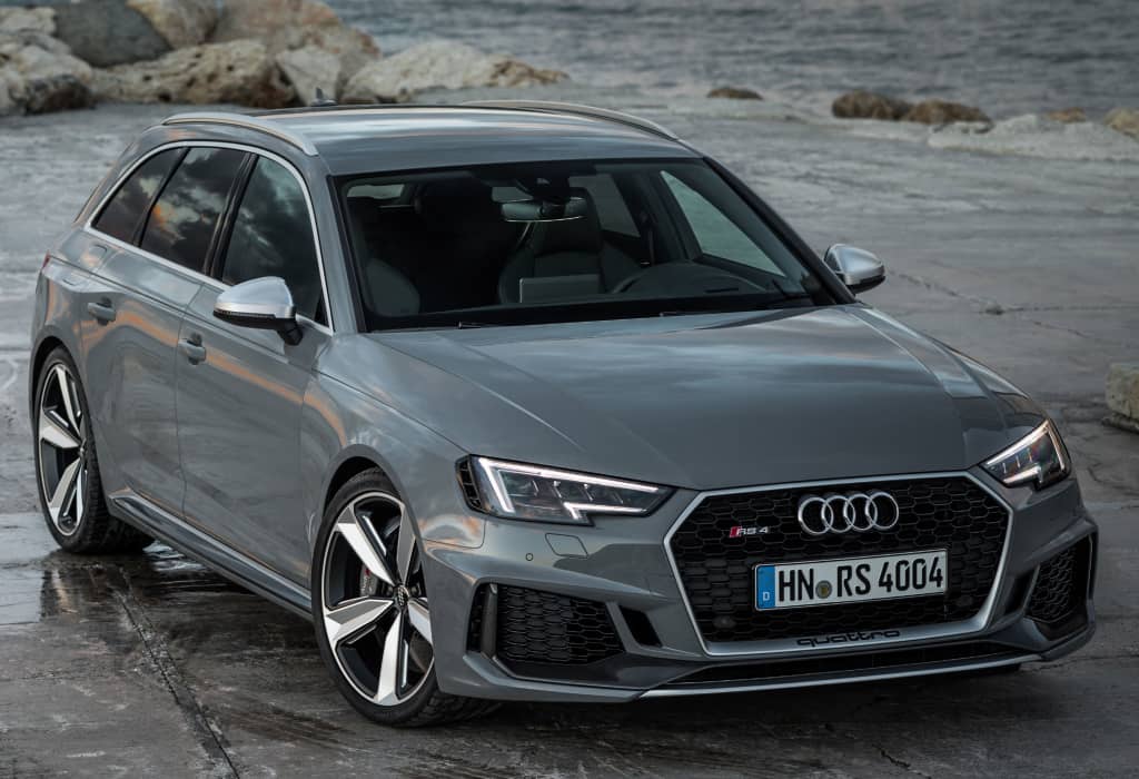 Audi RS4 Avant mostrando su dominante presencia en gris.