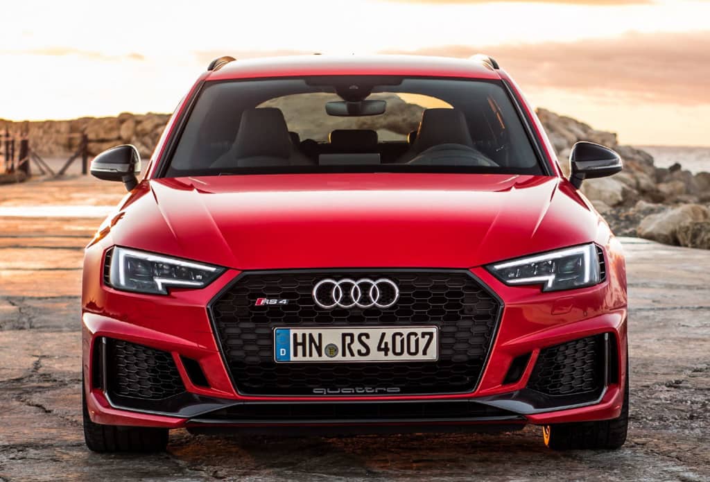 Frente agresivo del RS4 con la parrilla Singleframe característica.