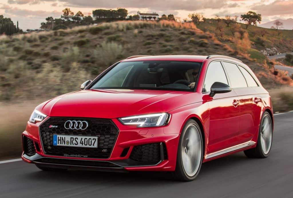 Imponente ángulo del RS4 Avant rojo en movimiento.