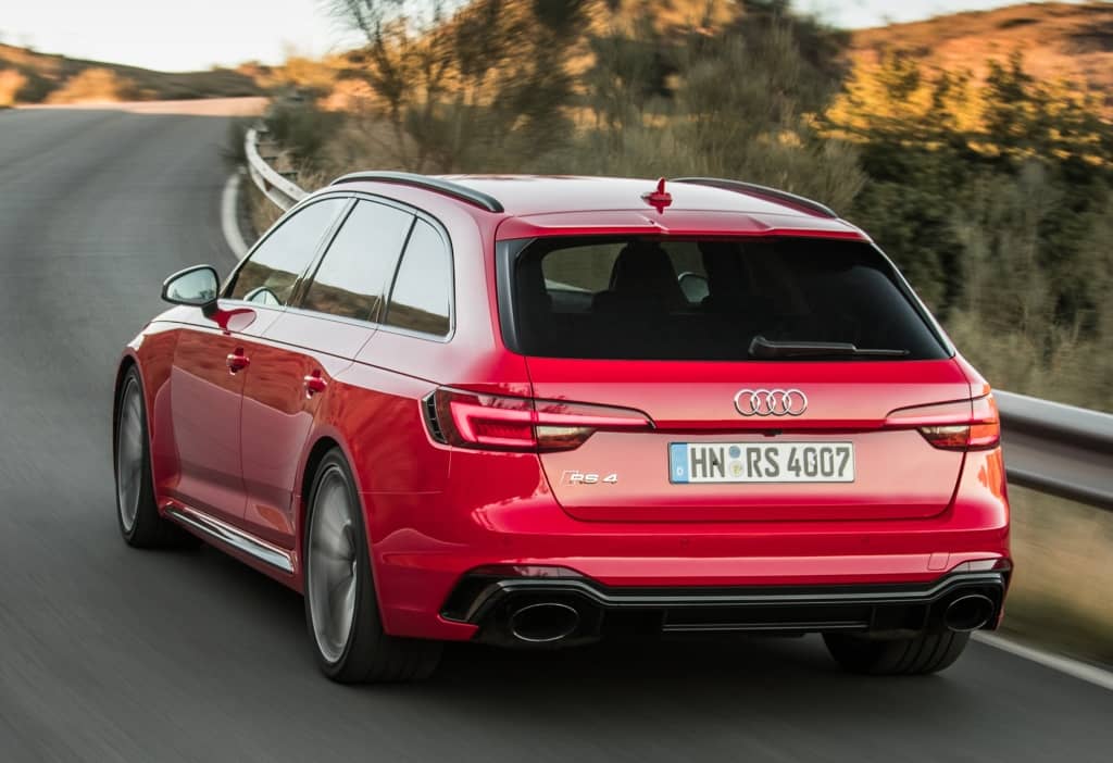Trasera del RS4 Avant con difusor deportivo y salidas de escape.