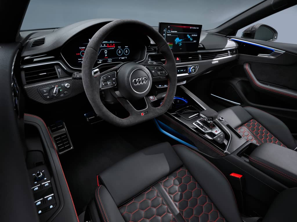 Vista detallada del interior y asientos deportivos del Audi RS5 Sportback.